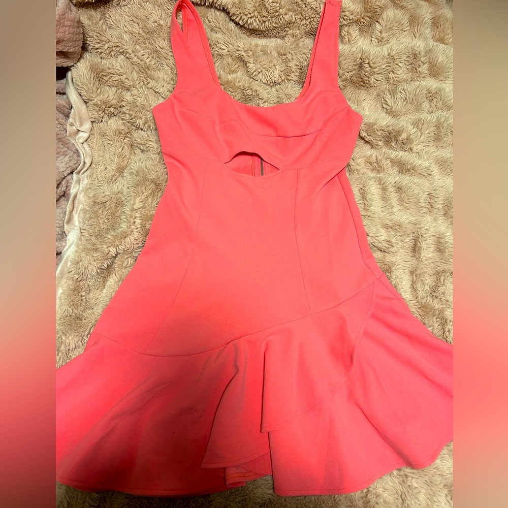 NEW WITHOUT TAGS PINK RUGFLE DRESS WITH CUTOUT